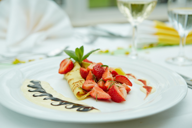 Crêpe mit frischen Erdbeeren auf einem Teller
